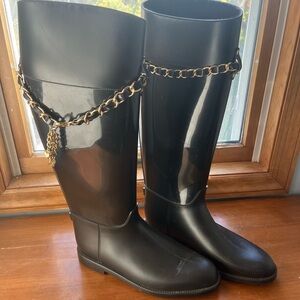 Love Moschino Wellington rain rubber boots with a gold chain detail
